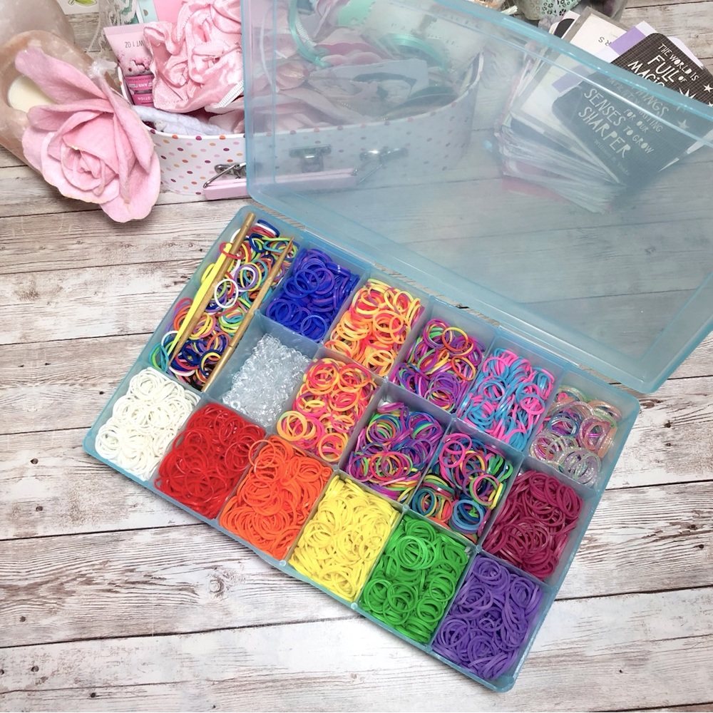 Large Lot of Children’s Assorted Style Loom Bands & Storage Case Jewelry Making